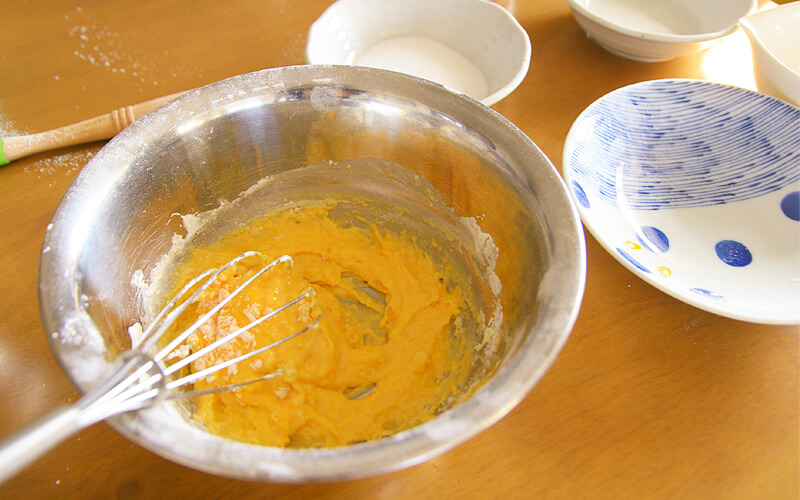 卵黄の生地を作る