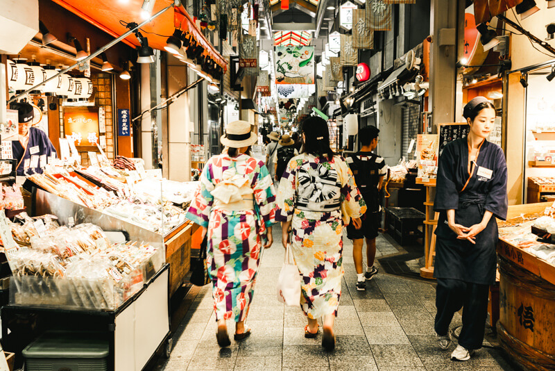 錦市場を歩く浴衣姿の女性の写真