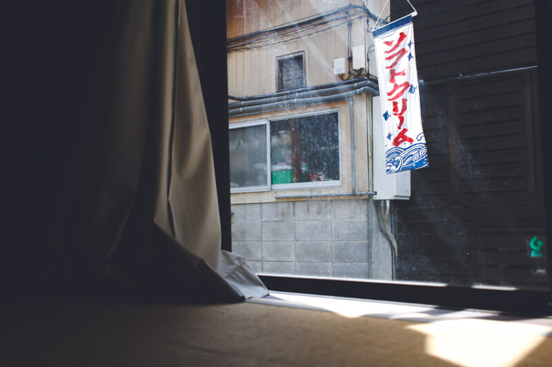 大津屋のアイスクリームの看板