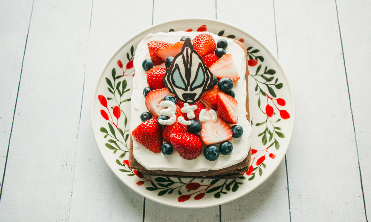 ３歳の誕生日ケーキはウルトラマン オシャレな部屋の飾りつけとお祝いメニュー こりのろっさブログ