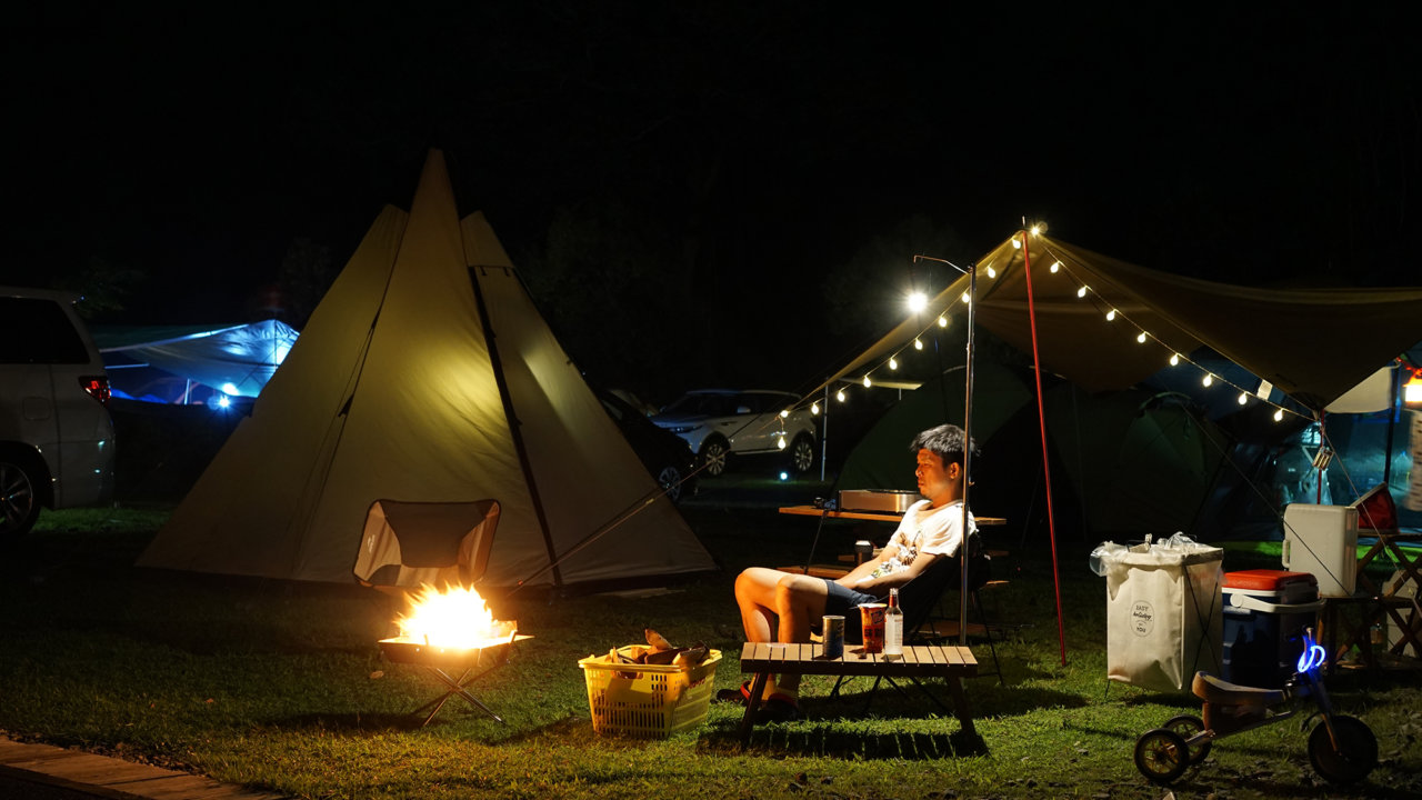 UJackのテントを使った夜のサイトレイアウト写真