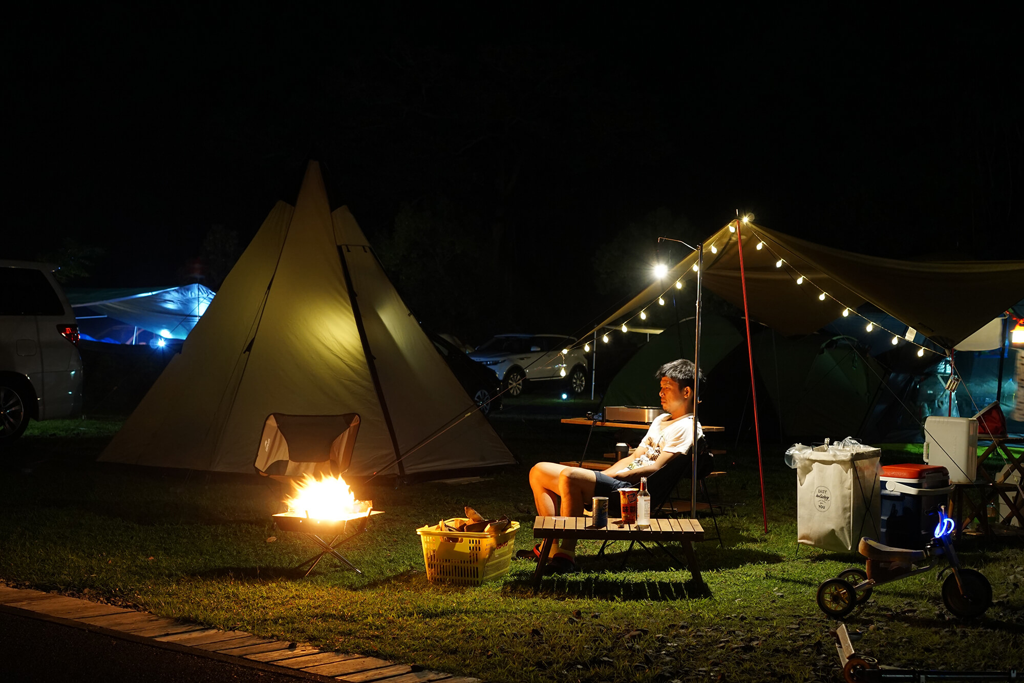 UJackのテントを使った夜のサイトレイアウト写真